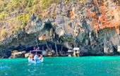 LONGTAIL AND BAY: PHI PHI ISLAND