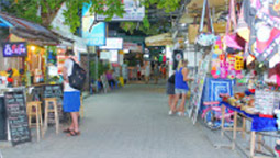 LONGTAIL AND BAY: PHI PHI ISLAND